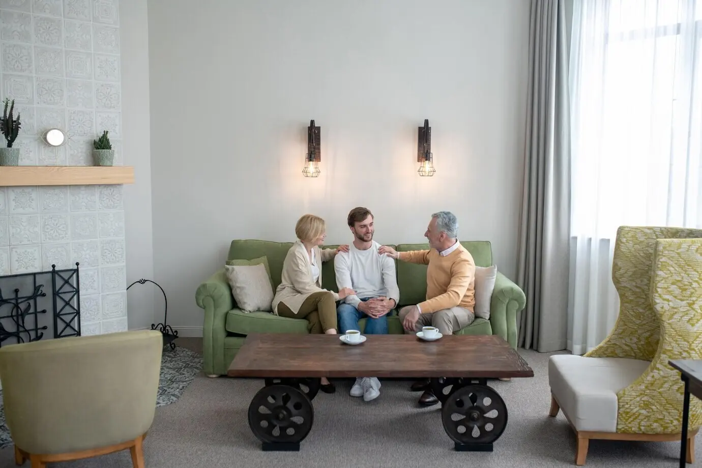 Die Familie ist beisammen. Der Sohn ist bei seinen Eltern zu Besuch und spricht mit ihnen.