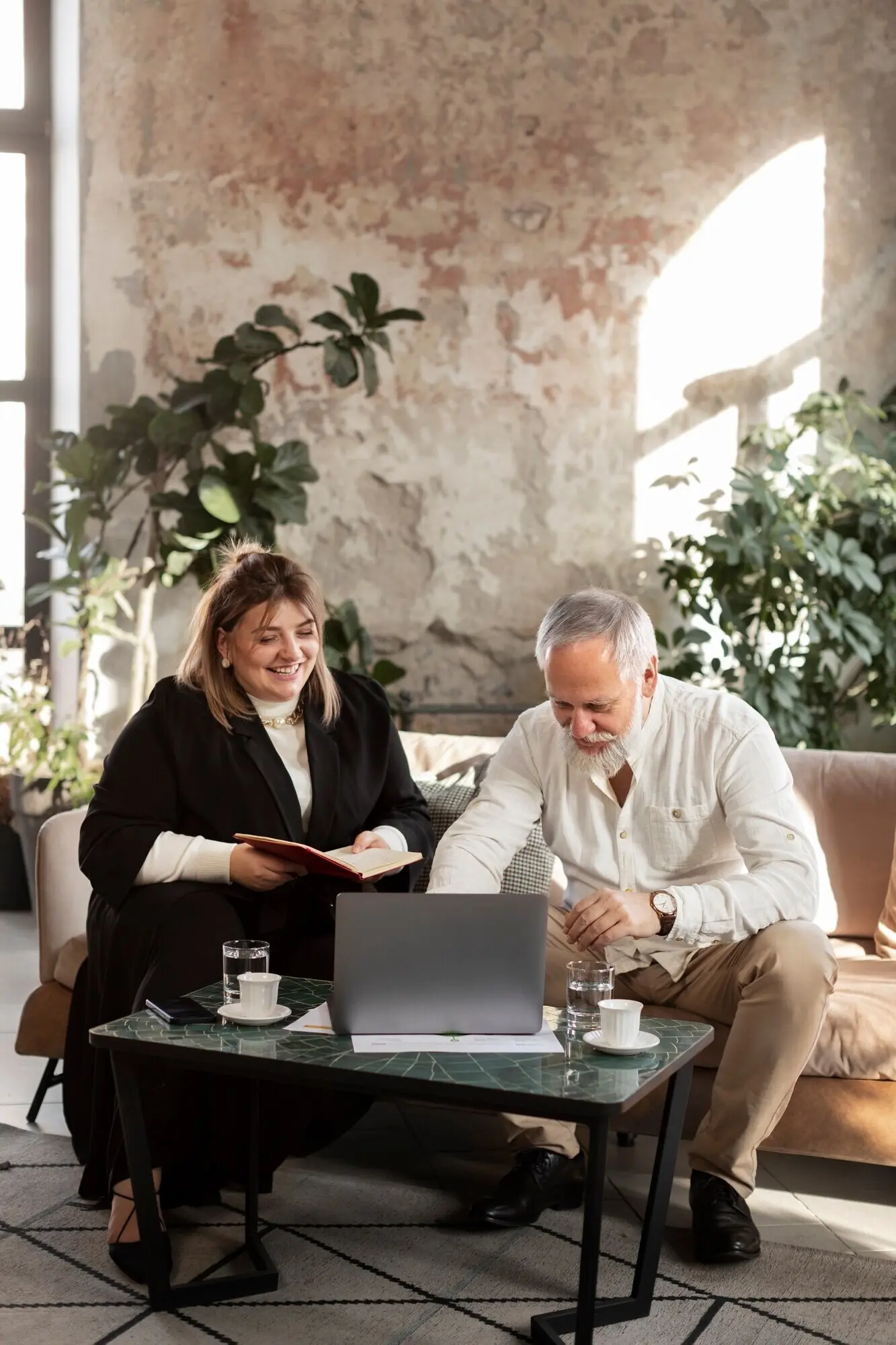 Menschen, die in ihrem Büro arbeiten.